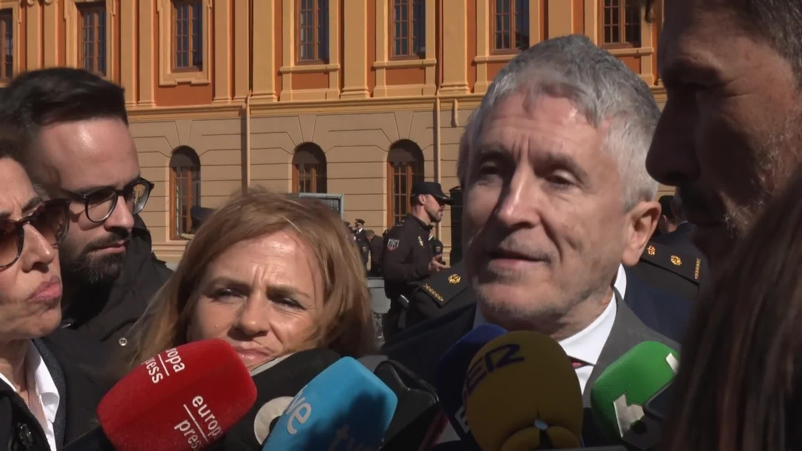 va marlaska entrega bandera policia