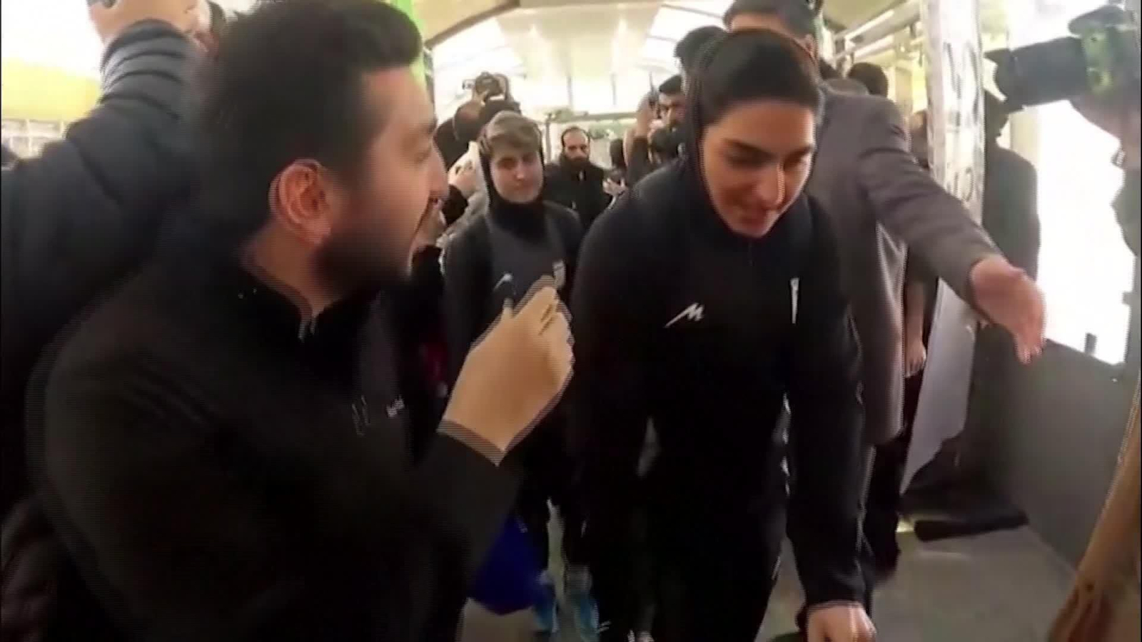 J004-IRAN REGRESAN JUGADORAS DE FUTBOL