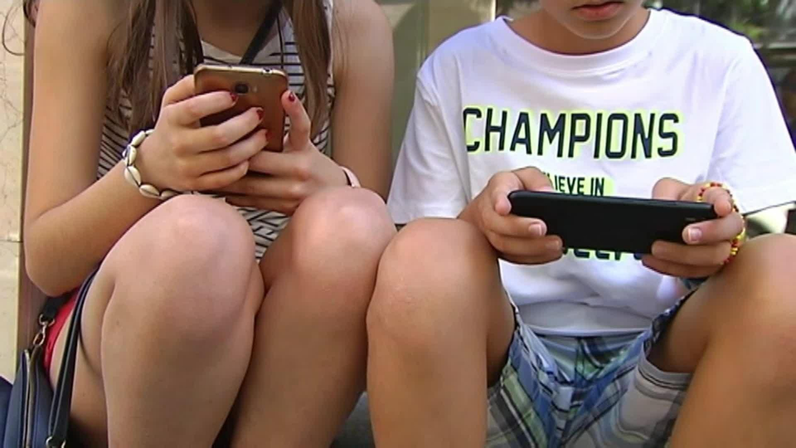 V003-EDI VARIOS ADICCION AL MOVIL EN VERANO