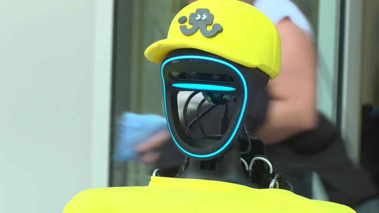 web asi entrenan al robot humano ok