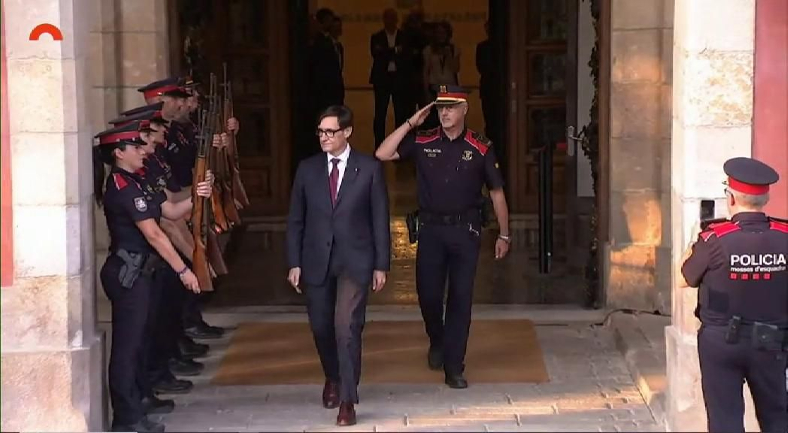 A pesar del revuelo por esa vuelta fugaz de Puigdemont, en Cataluña el traspaso de poderes coge velocidad A pesar del revuelo por esa vuelta fugaz de Puigdemont, en Cataluña el traspaso de poderes coge velocidad