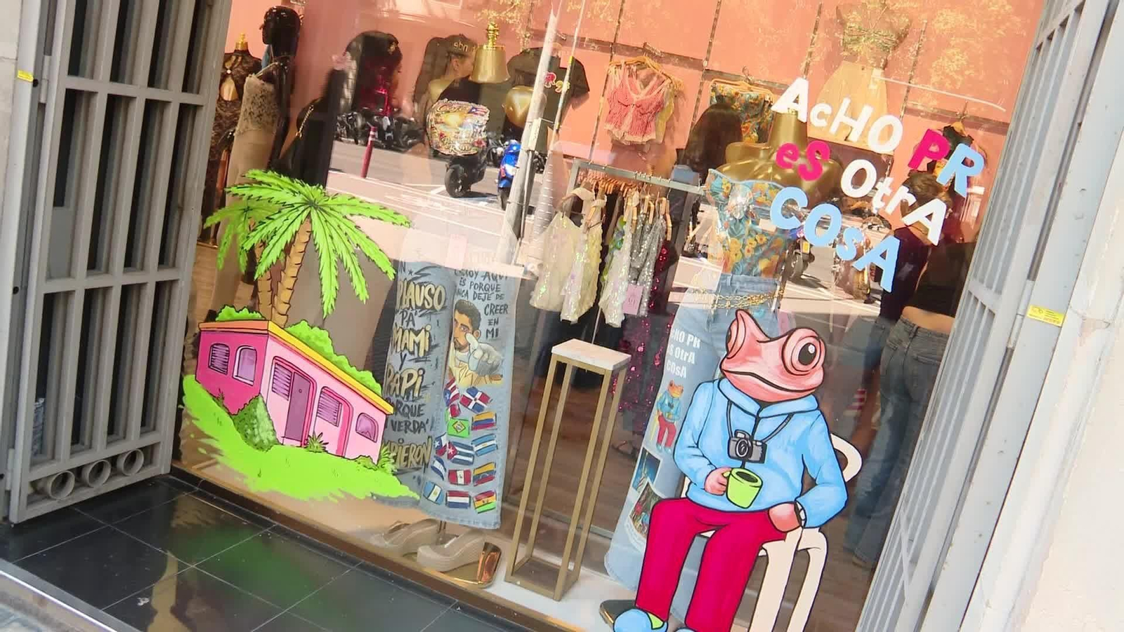 V041-BARCELONA TIENDA ROPA BAD BUNNY