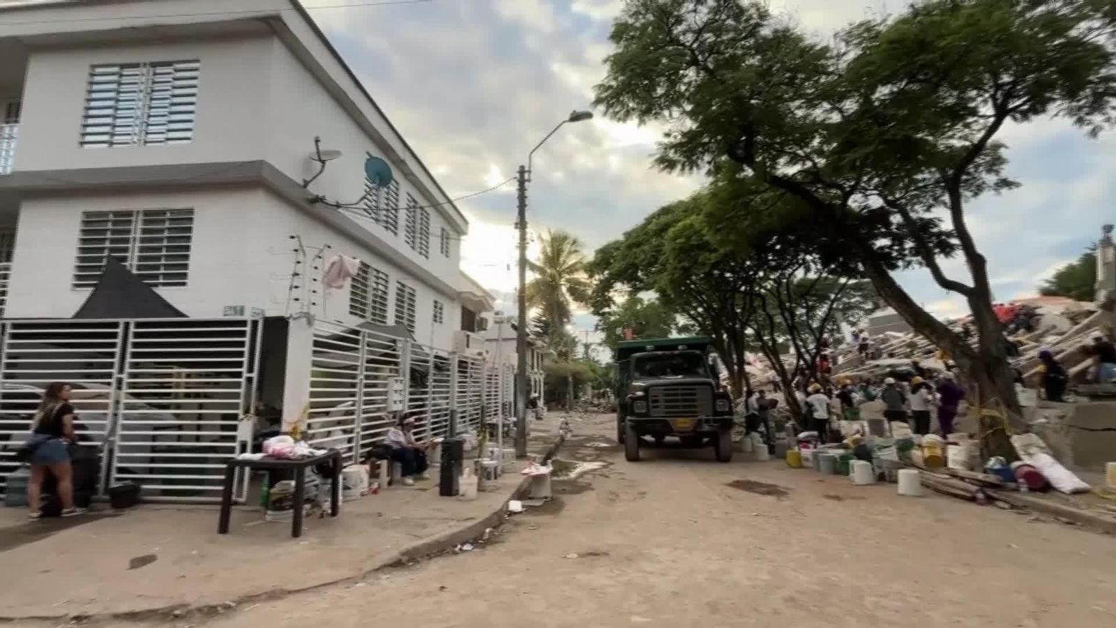 J050-COLOMBIA EQUIPOS DE RESCATE BUSCAN SUPERVIVIENTES
