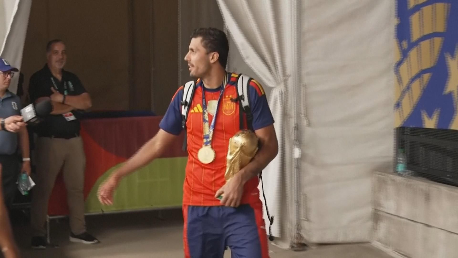 España abandona el estadio de la final con la Copa del Mundo en las manos