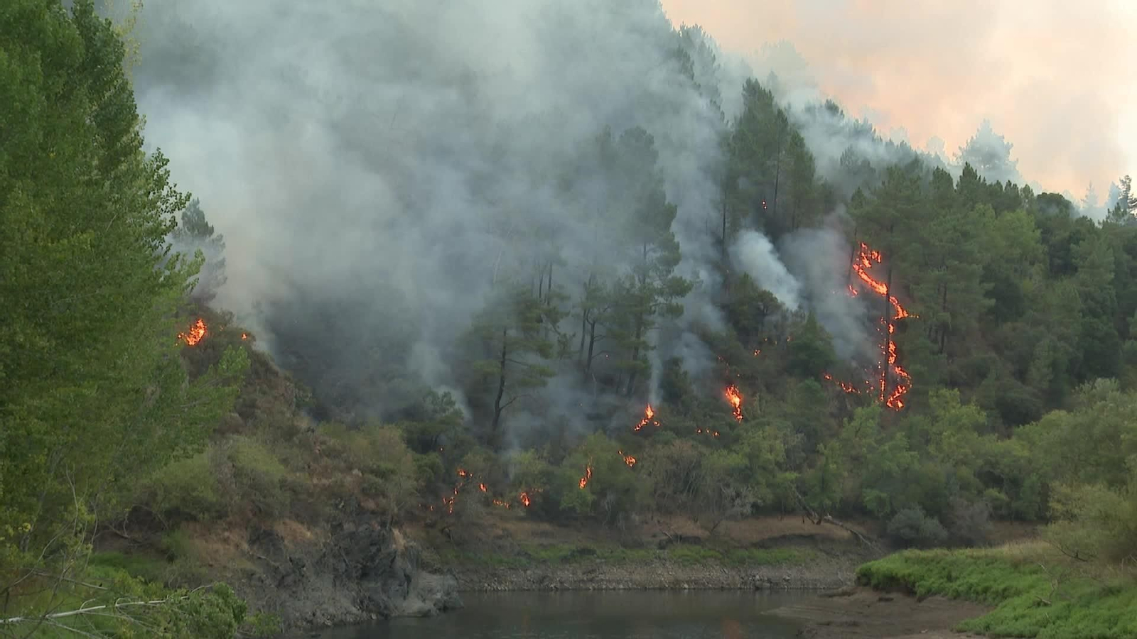 X010-LUGO INCENDIO POBRA DO BROLLON AYER TARDE