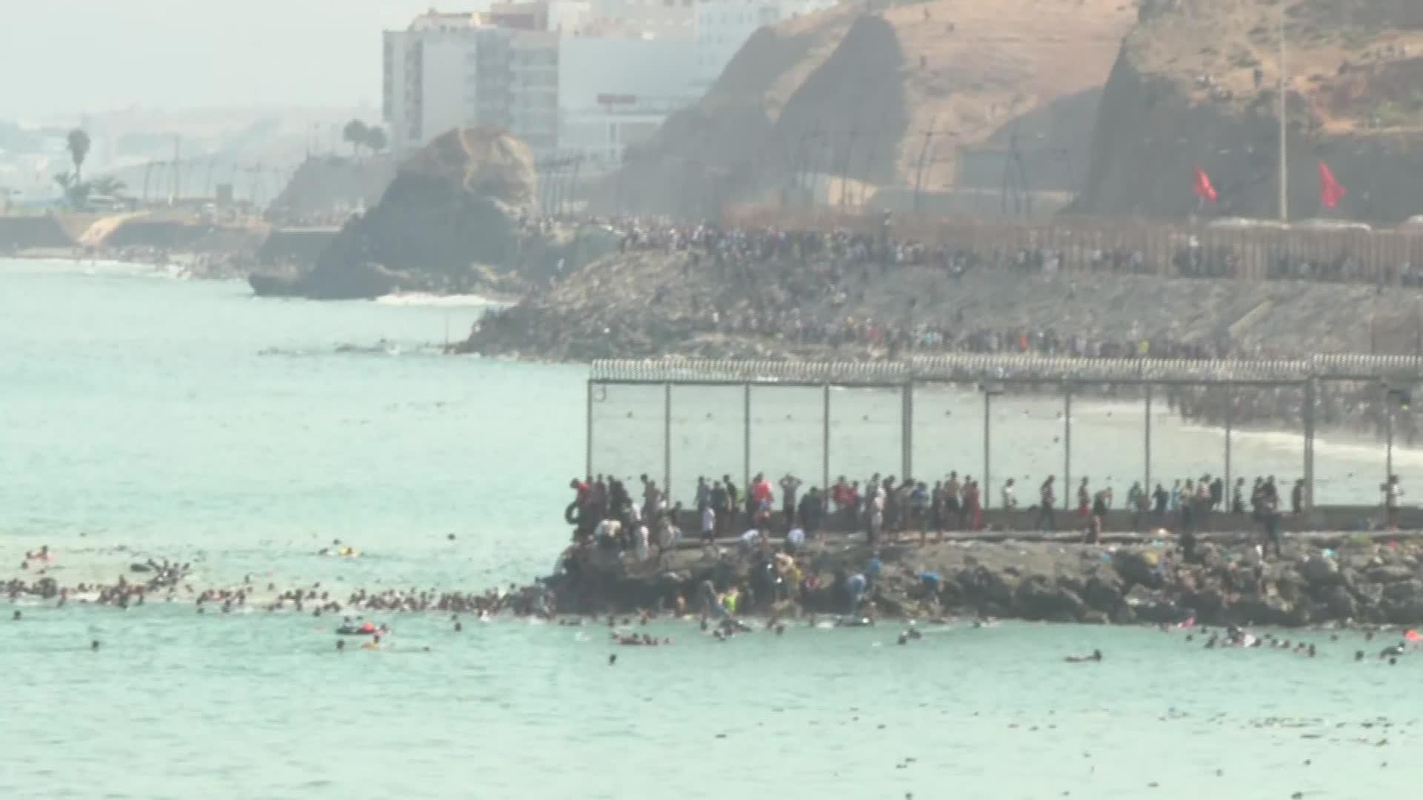 J066-CEUTA ENTRADA MIGRANTES A NADO TARDE