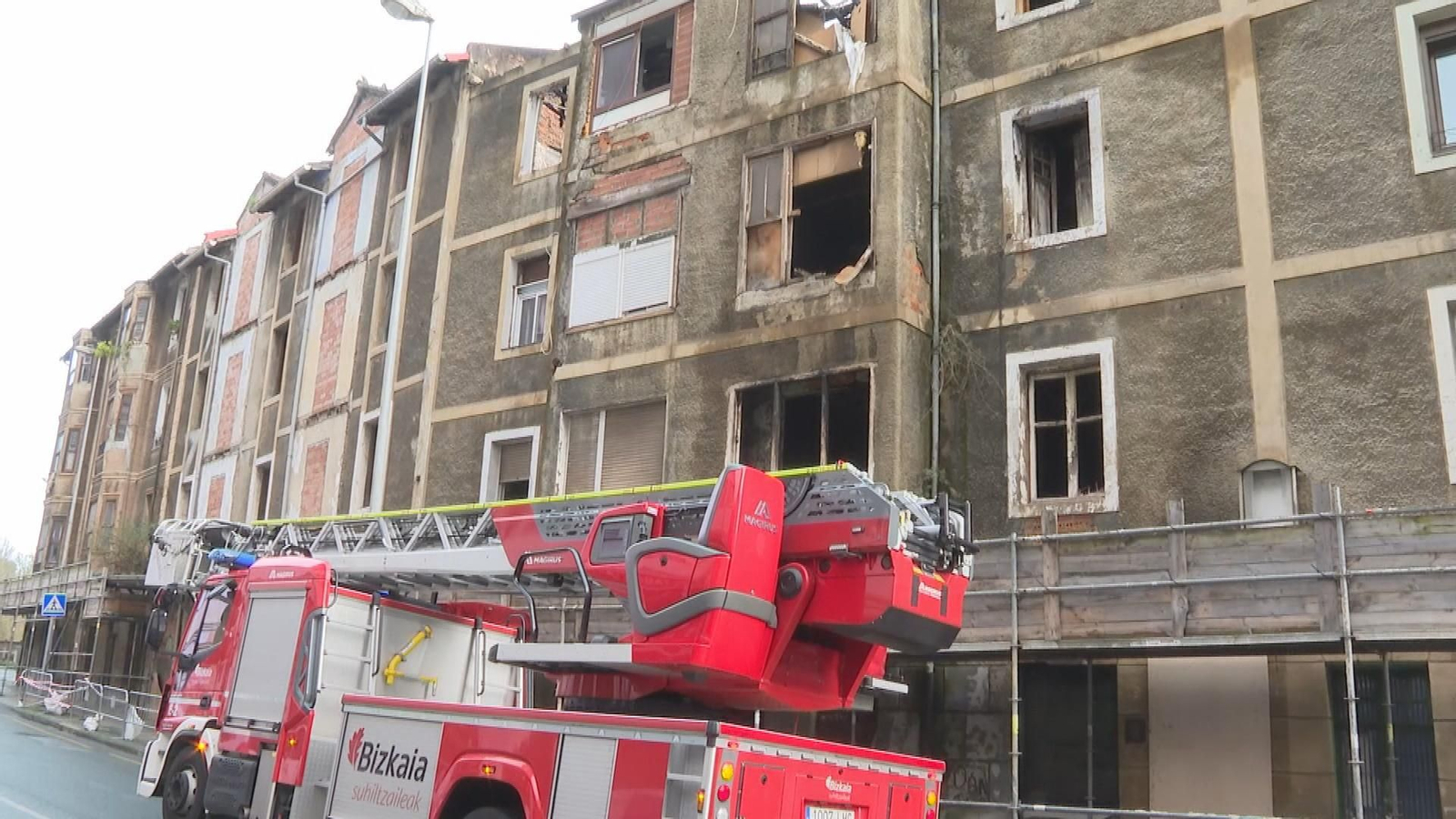 Vecinos del edificio incendiado en Basauri denuncian que llevan años pidiendo actuaciones de mantenimiento de la vivienda Vecinos del edificio incendiado en Basauri denuncian que llevan años pidiendo actuaciones de mantenimiento de la vivienda