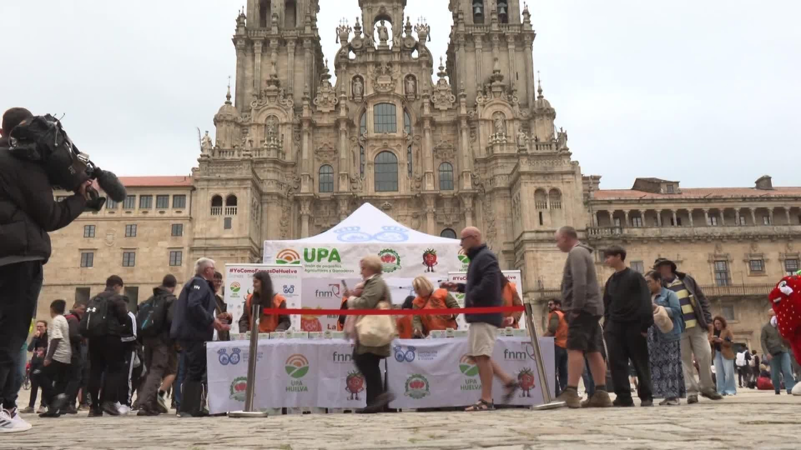 X057-SANTIAGO AGRICULTORES REPARTEN FRESAS