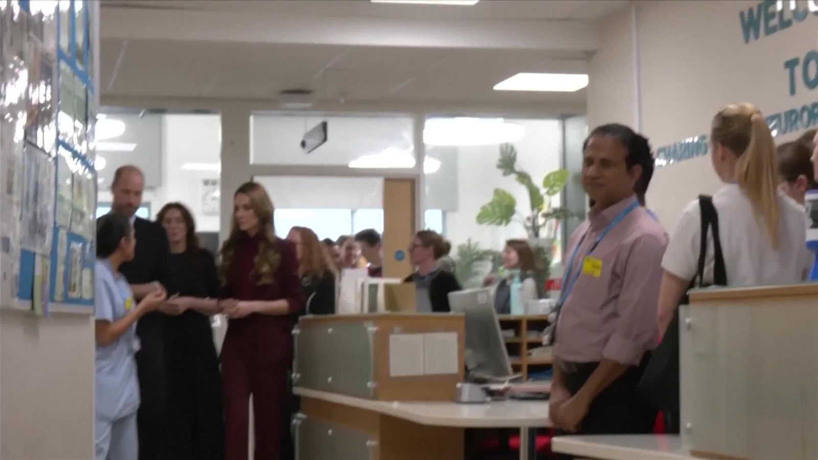 J063-REINO UNIDO PRINCIPES GALES VISITAN HOSPITAL