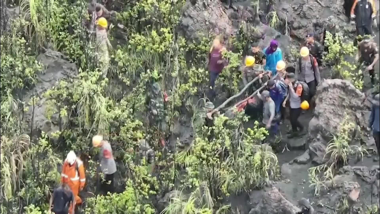 S010-INDONESIA HALLAZGO SENDERISTAS MUERTOS VOLCAN