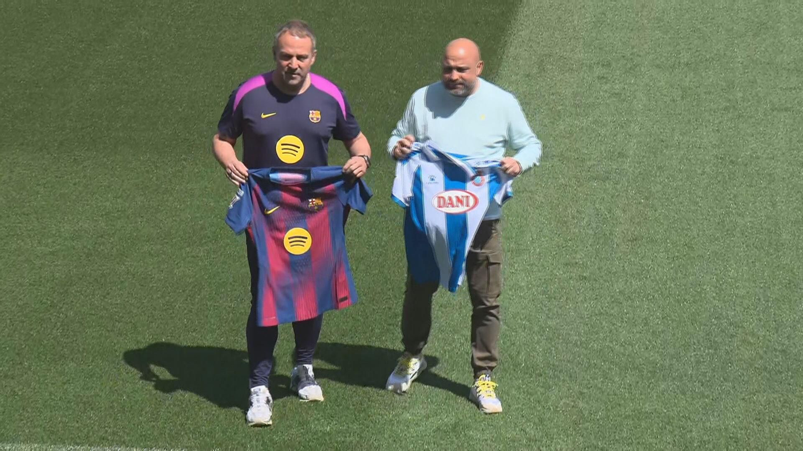 V045 BARCELONA POSADO FLICK Y MANOLO GONZALEZ frame 1216