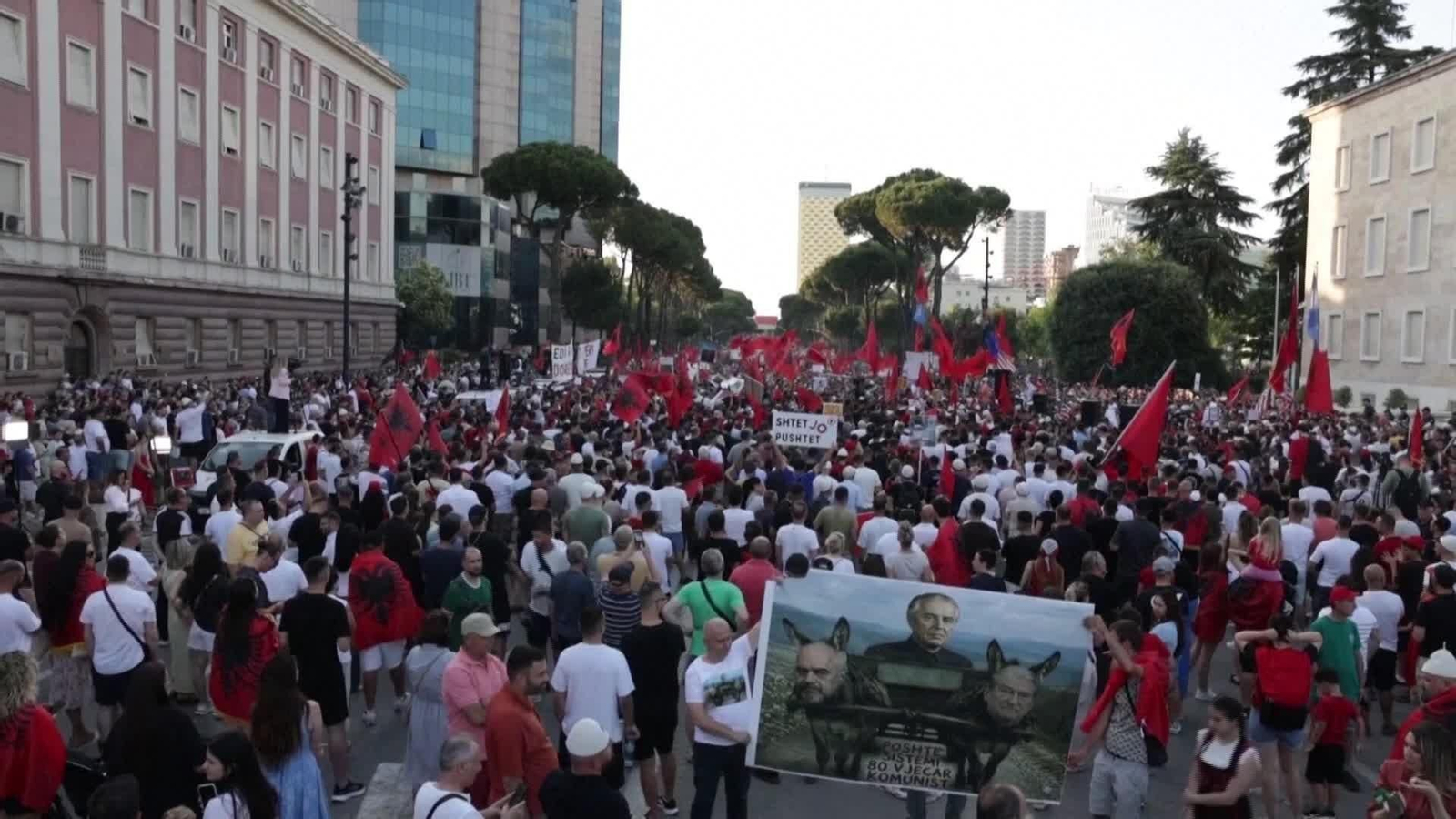 D011-ALBANIA NUEVAS PROTESTAS CONTRA RESORT TRUMP