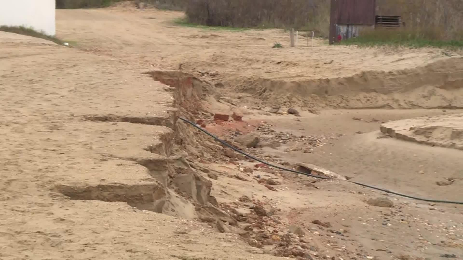 V042-HUELVA DESTROZOS PLAYA TEMPORAL
