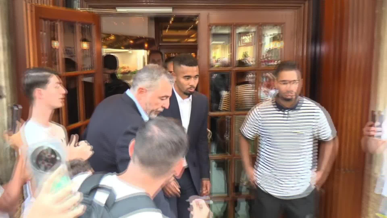 M064-BARCELONA SALIDA GABRIEL JESUS Y LAPORTA