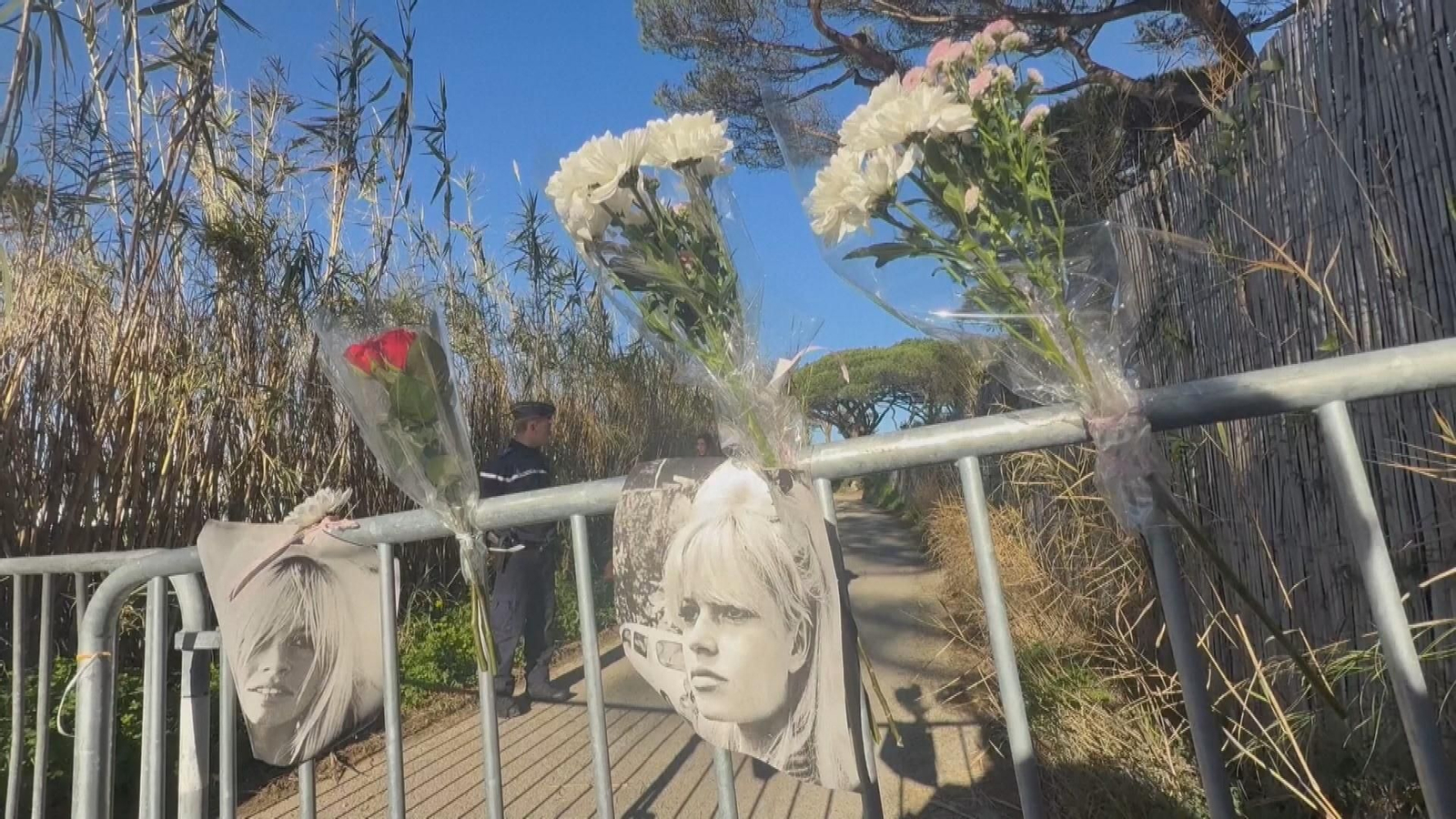 Admiradores de Brigitte Bardot depositan flores cerca de su casa en Saint-Tropez
