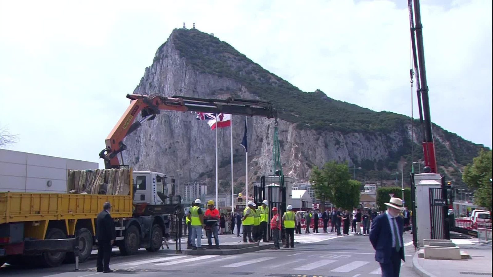 X018-CADIZ PEDRO SANCHEZ DEMOLICION VERJA GIBRALTAR