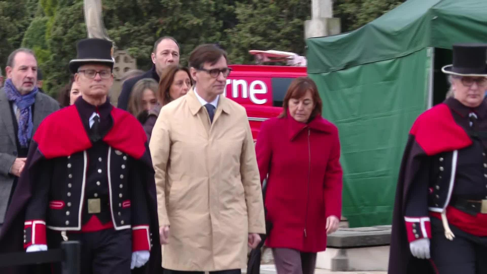 J008-BARCELONA ILLA OFRENDA FLORAL MACIA