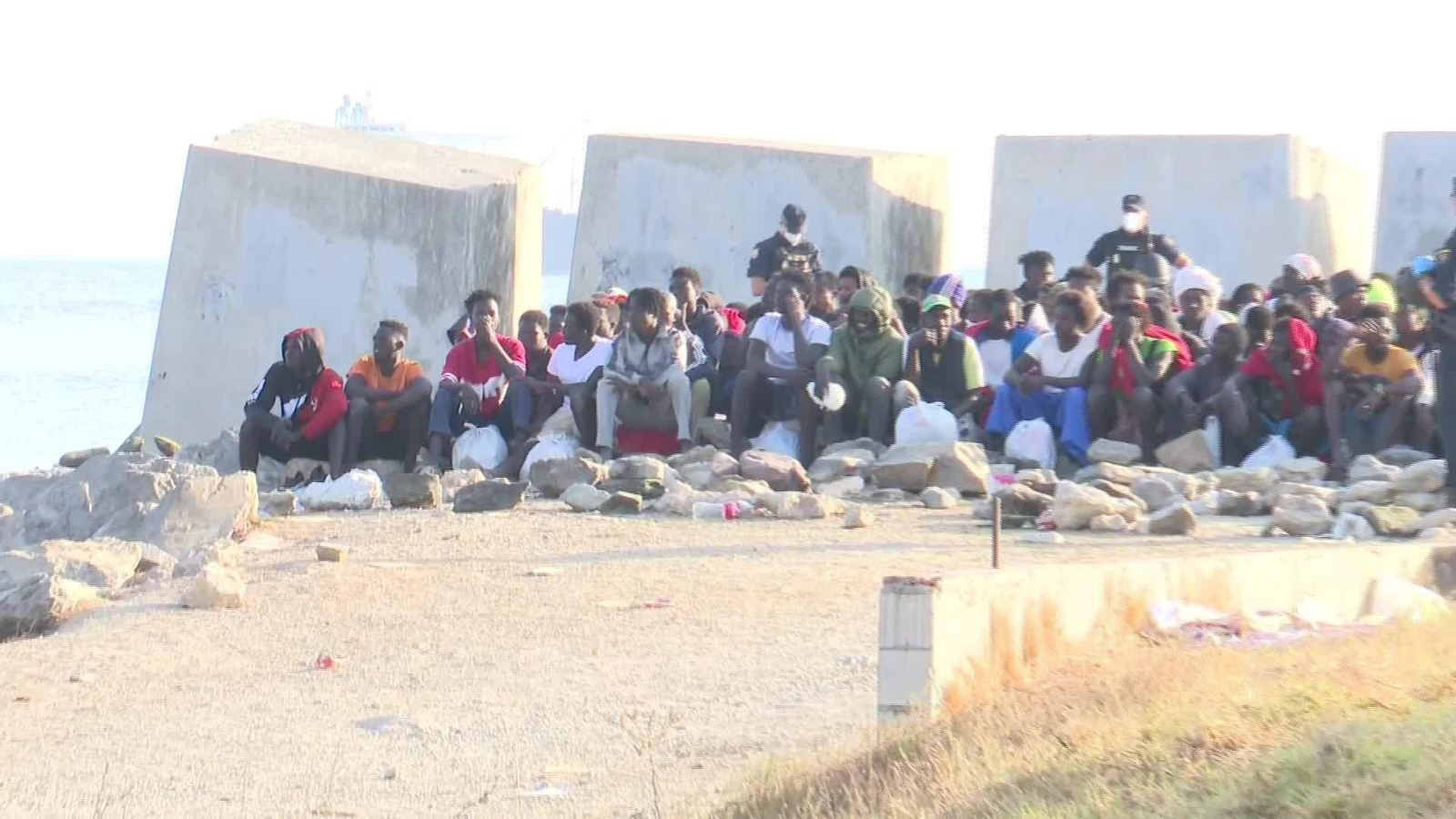 J008-CEUTA DESALOJO MIGRANTES PLAYA 2