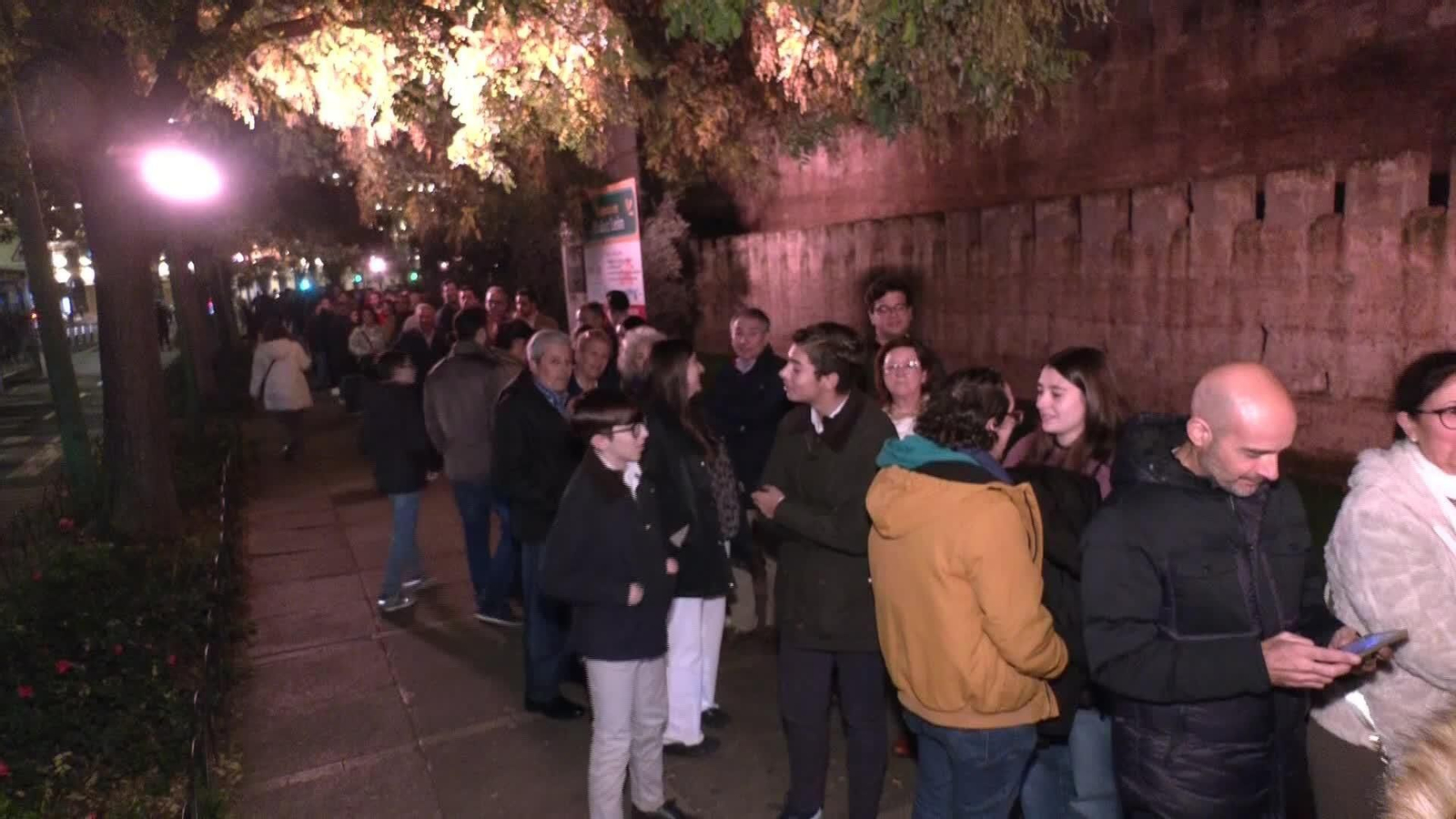 J077-SEVILLA COLAS LA MACARENA TARDE