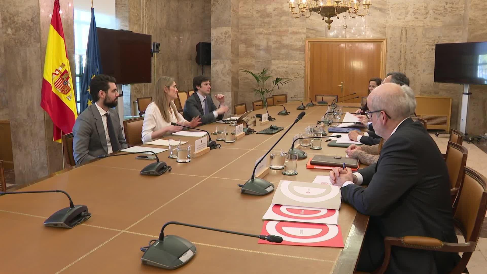 M081-MADRID AAGESEN CON EL SECTOR PETROLEO