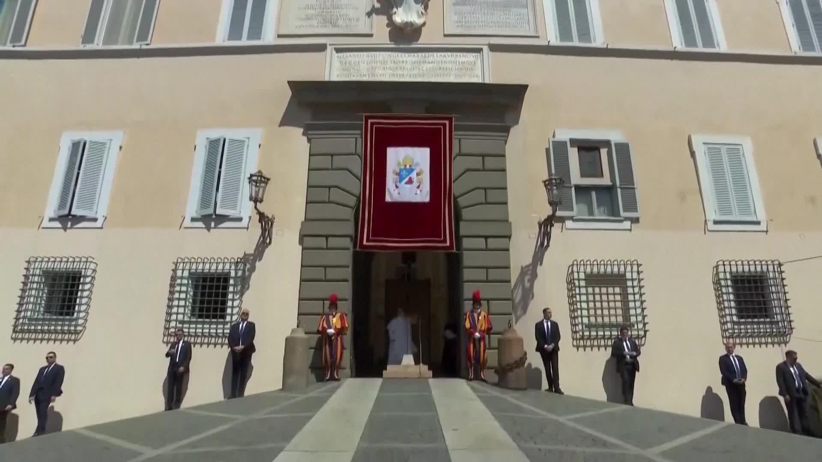 S008-ITALIA PAPA REAX VICTIMAS TERREMOTO