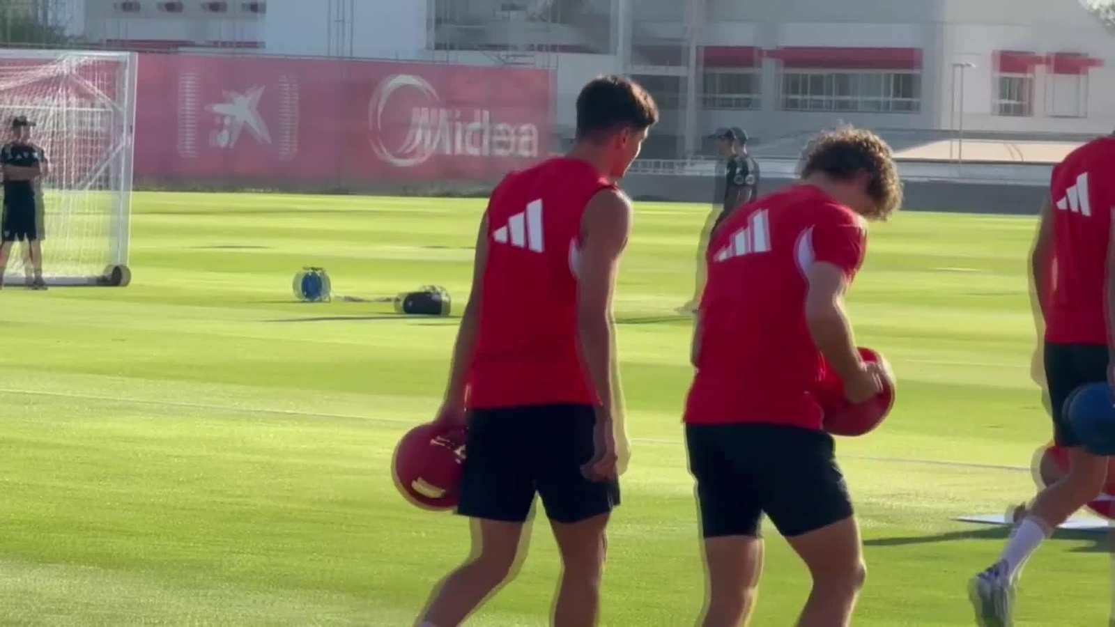 Juanlu sigue entrenándose con el Sevilla al no terminar de fructificar su salida