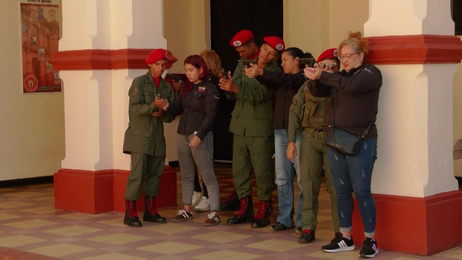D005-VENEZUELA CIVILES ENTRENAN USO ARMAS