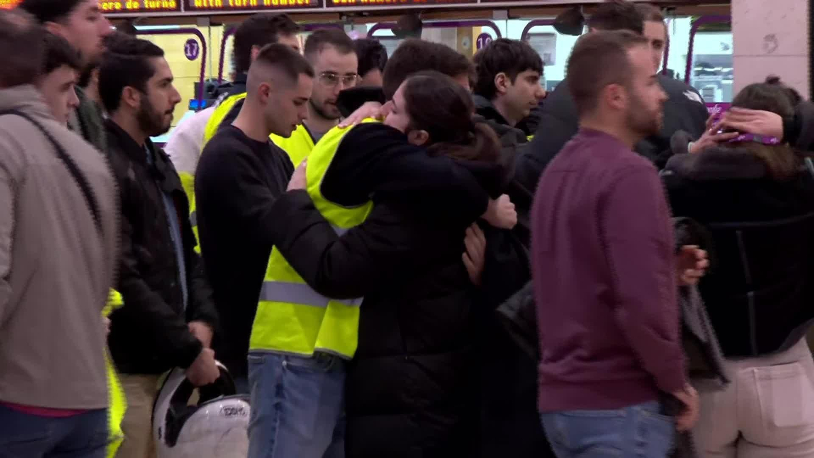 X042-BARCELONA MINUTO SILENCIO MAQUINISTAS SANTS Y USUARIOS AVE
