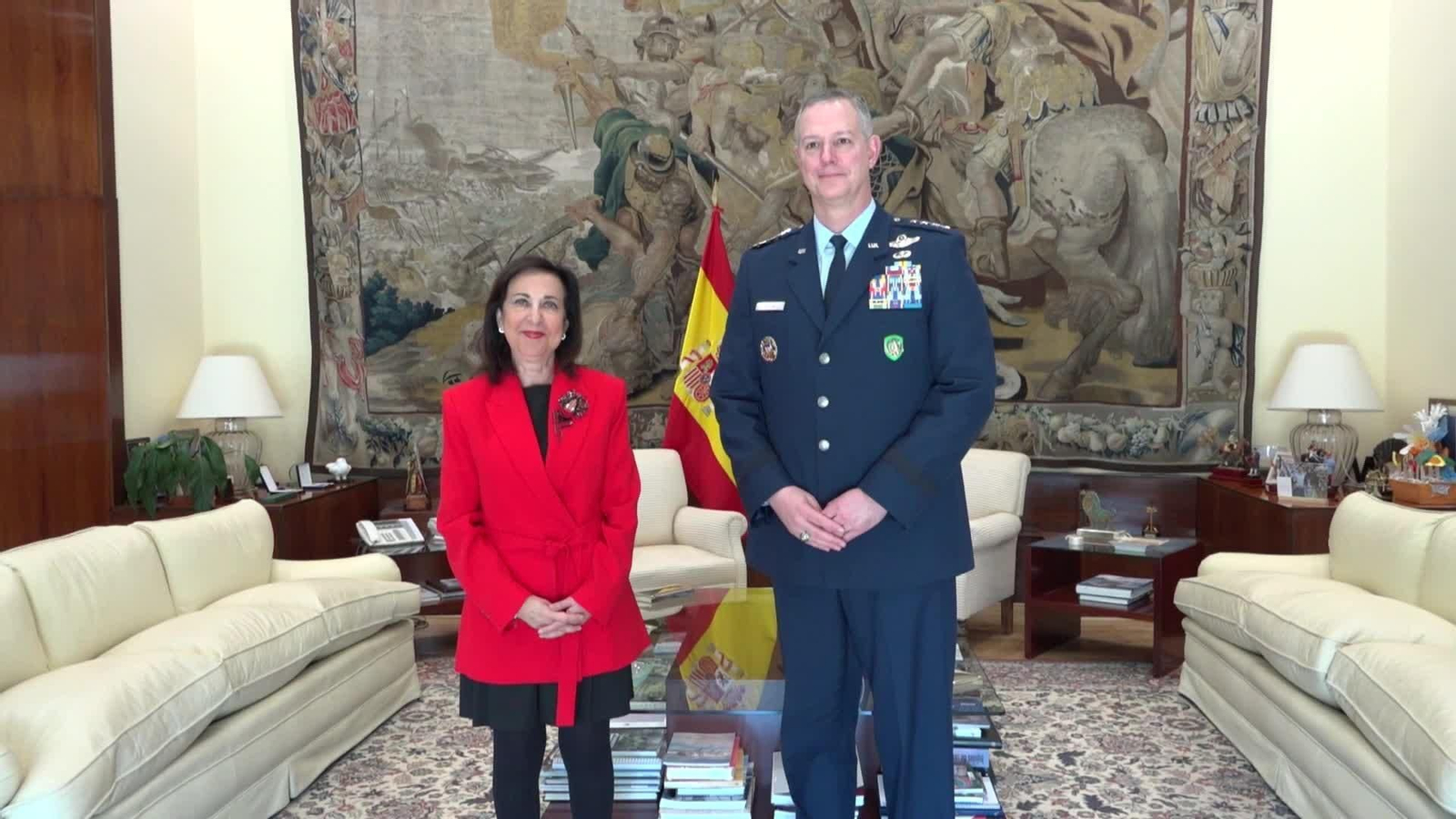 X091-MADRID ROBLES CON SOLDADOS OTAN IRAK