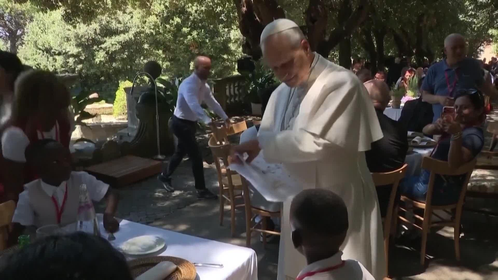va papa leon almuerza con pobres