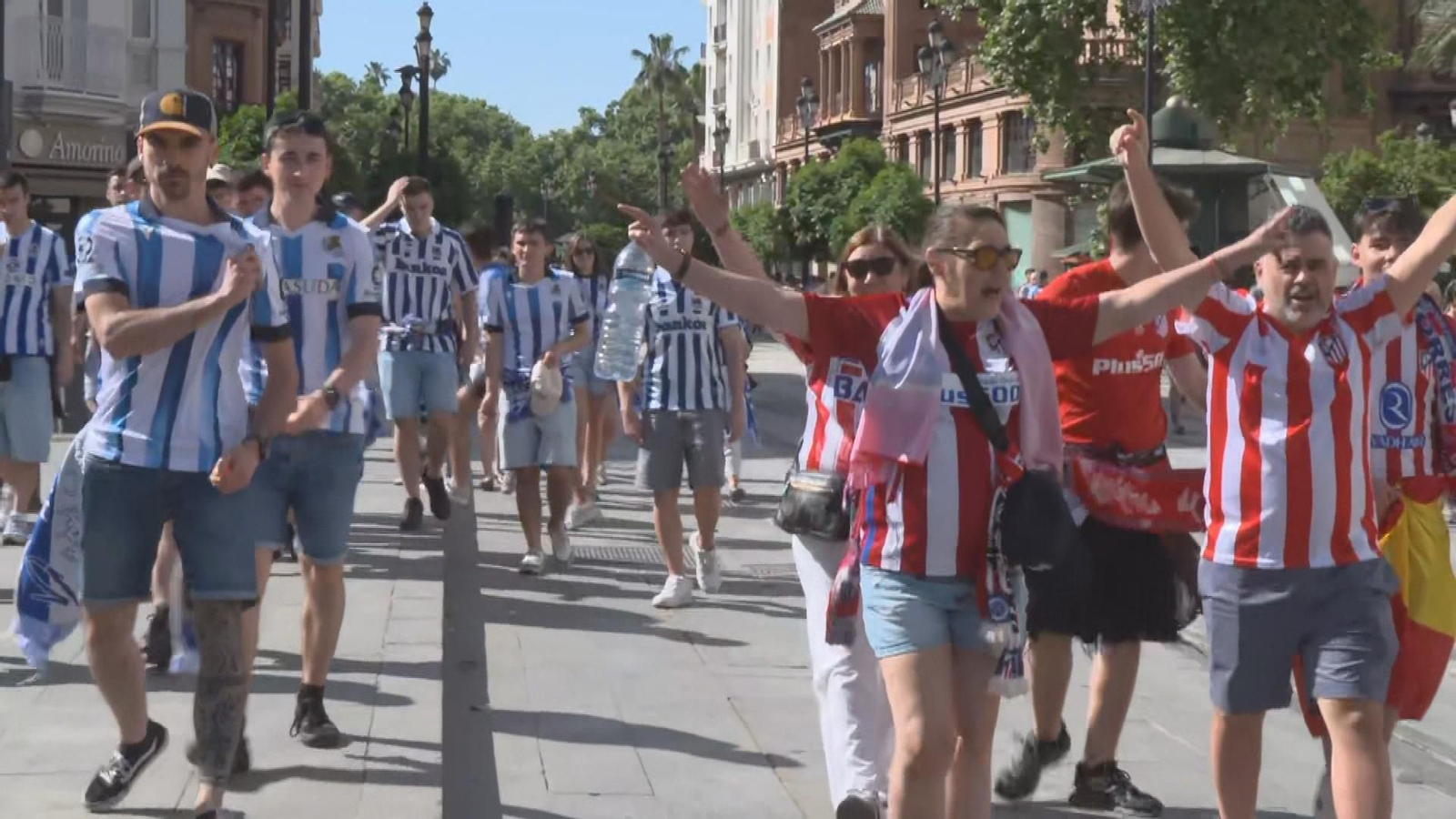 Aficionados del Atlético y de la Real toman las calles de Sevilla