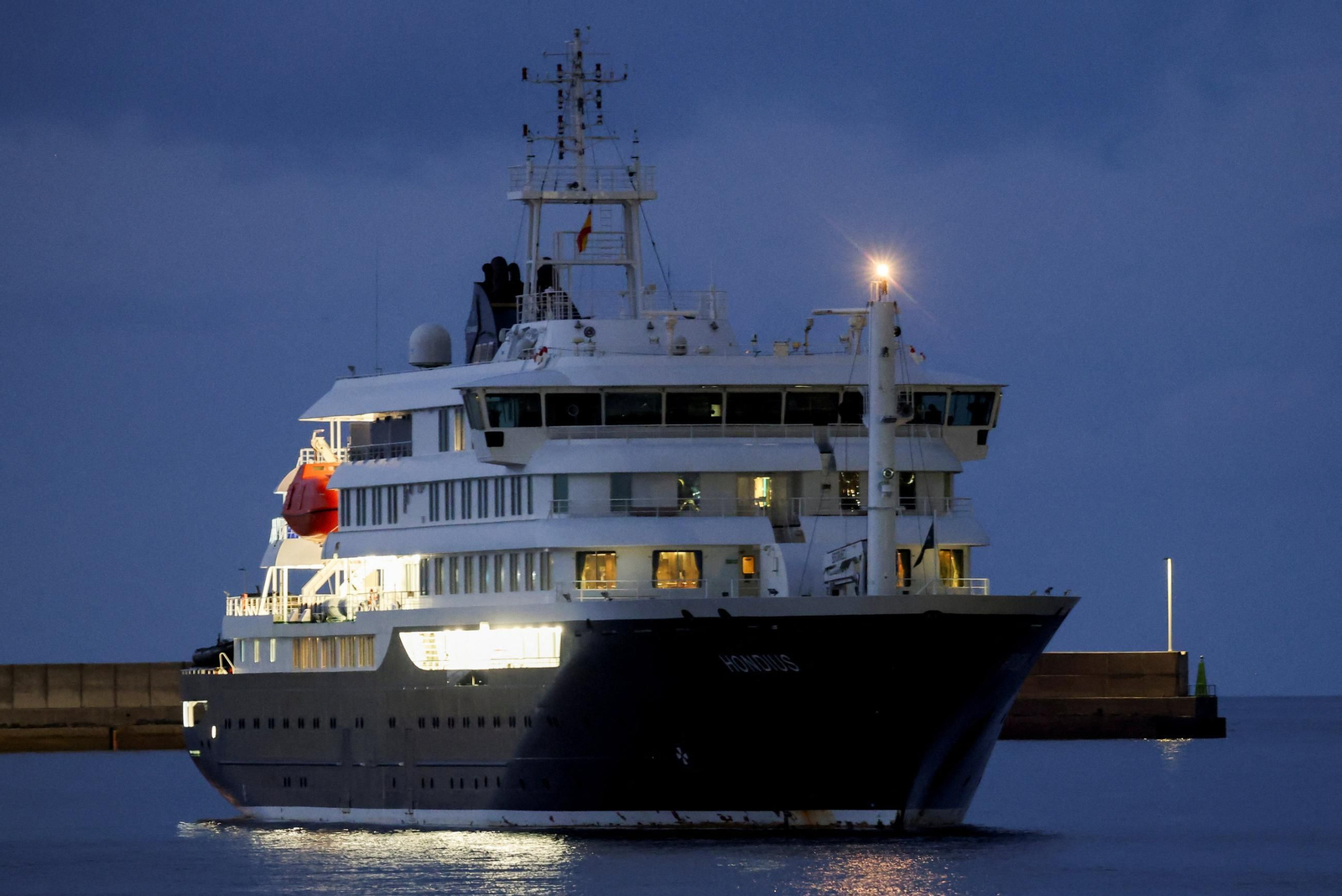El barco del hantavirus ya está en Canarias