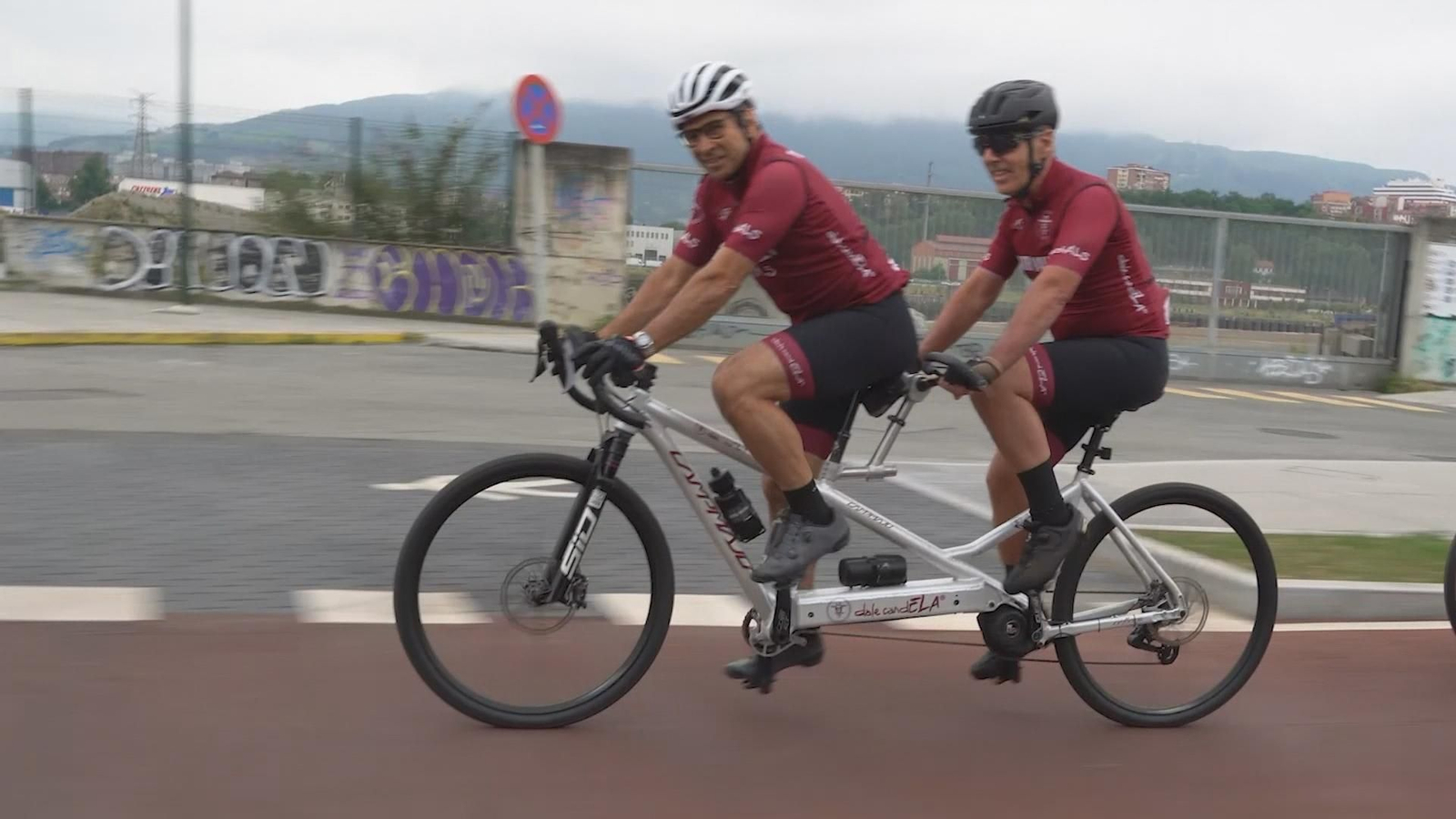 De Getxo a Sevilla en bicicleta para exigir la aplicación efectiva de la Ley ELA