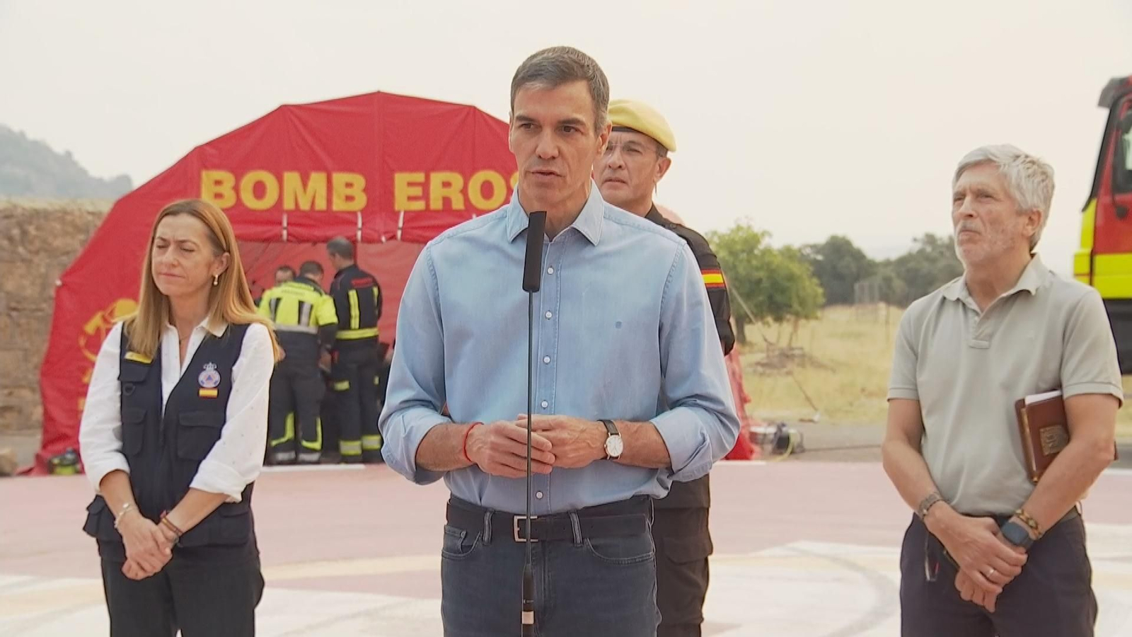 Sánchez habla de una "ventana de oportunidad" para el control del fuego debido a la bajada de temperaturas de este sábado