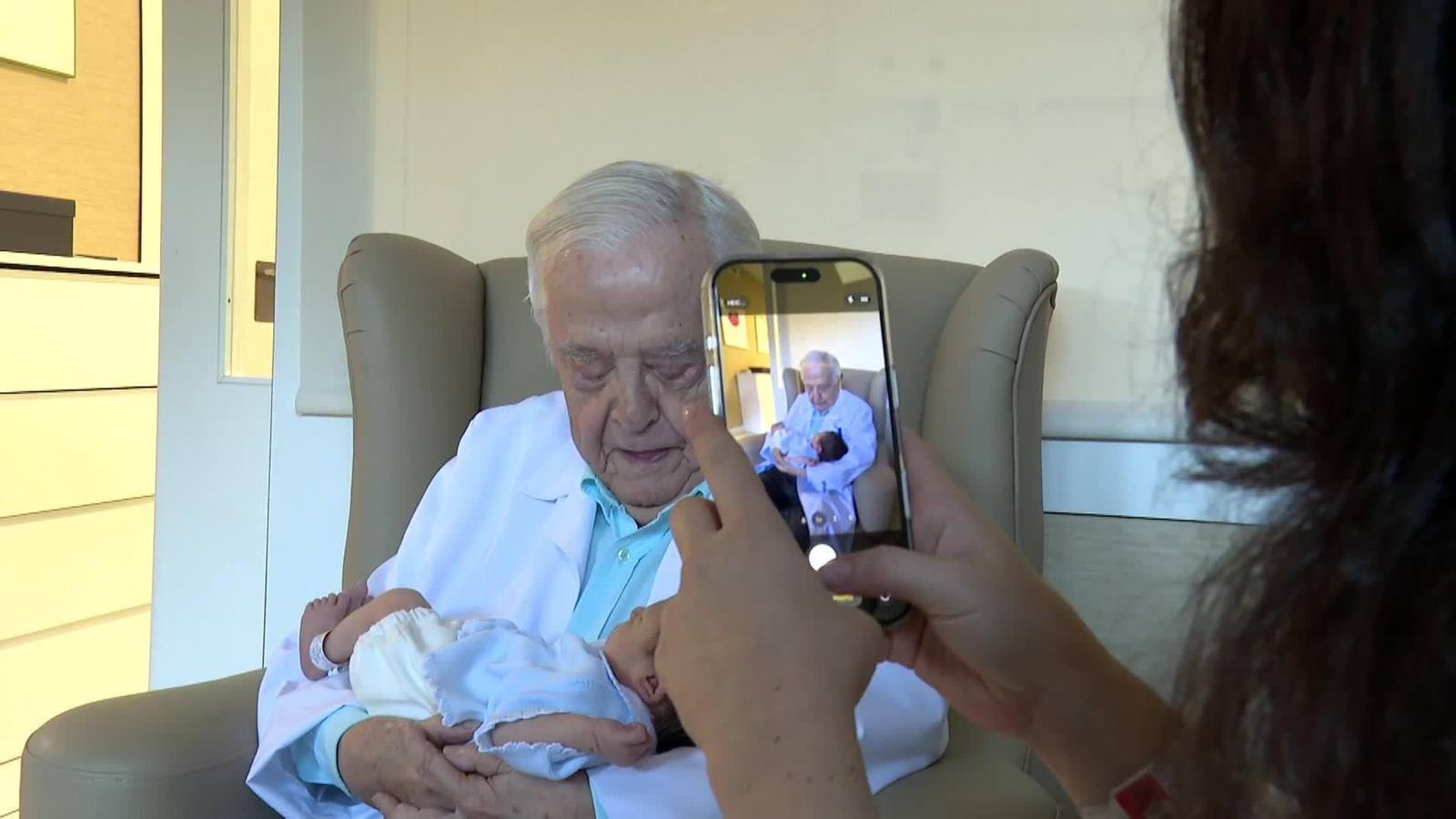 Juan Vidal con 86 años y en activo trae a su bisnieto al mundo