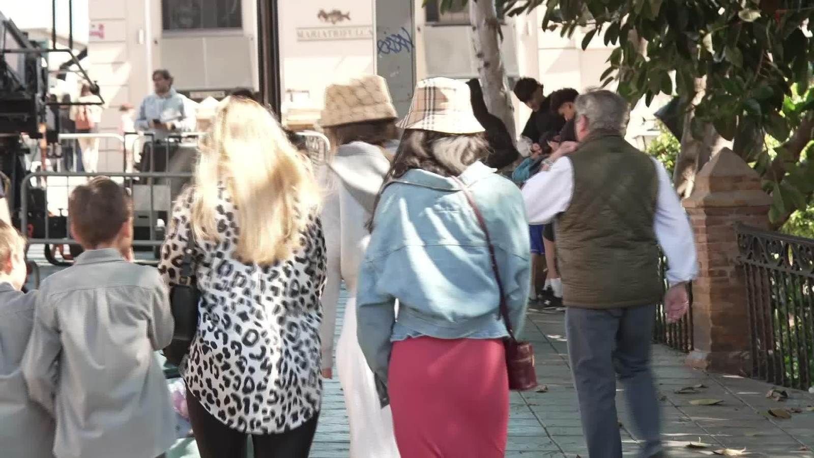 X034-SEVILLA SE ROZAN LOS 30 GRADOS