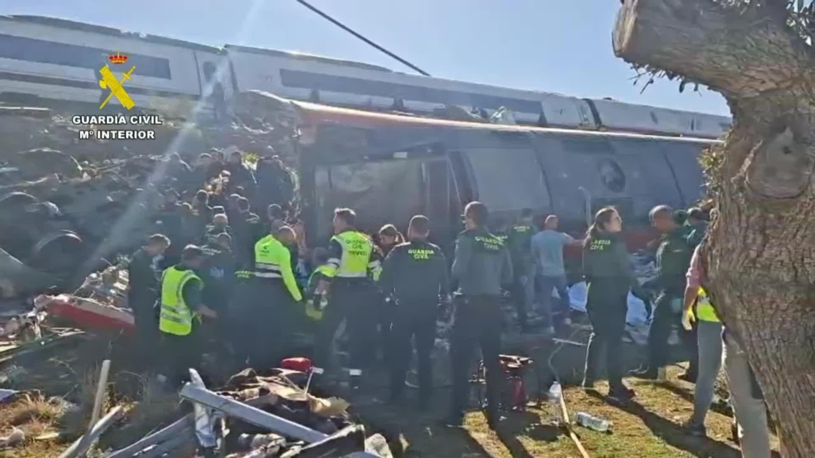 X045-IMAGENES GCIVIL RESCATE VICTIMAS TRENES URDA