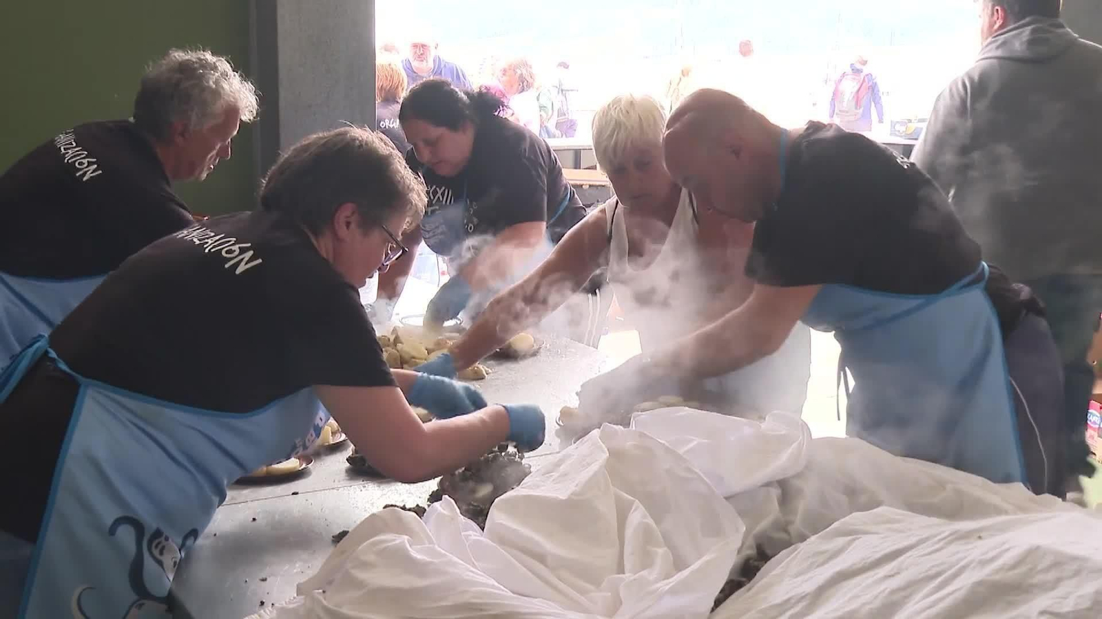 La localidad coruñesa de Corme reparte 1.500 raciones en la feria del percebe
