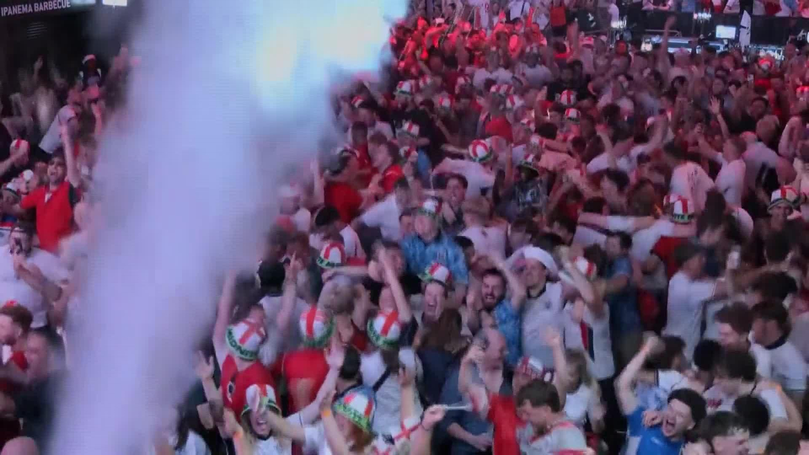 D005-LONDRES FANS INGLATERRA CELEBRAN VICTORIA PASE SEMIS