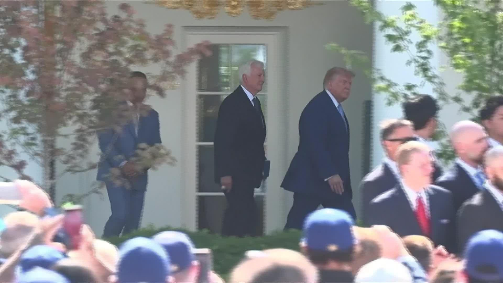 V008-EEUU TRUMP PRESENTA DOGGERS