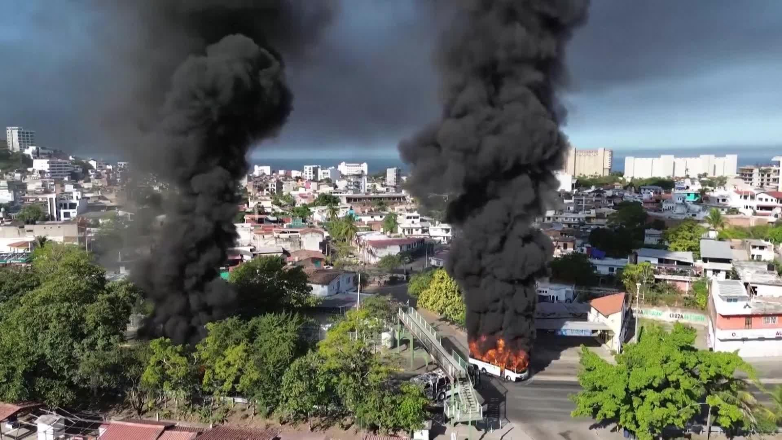 va columnas de humo mexico tras muerte narco y destrozos