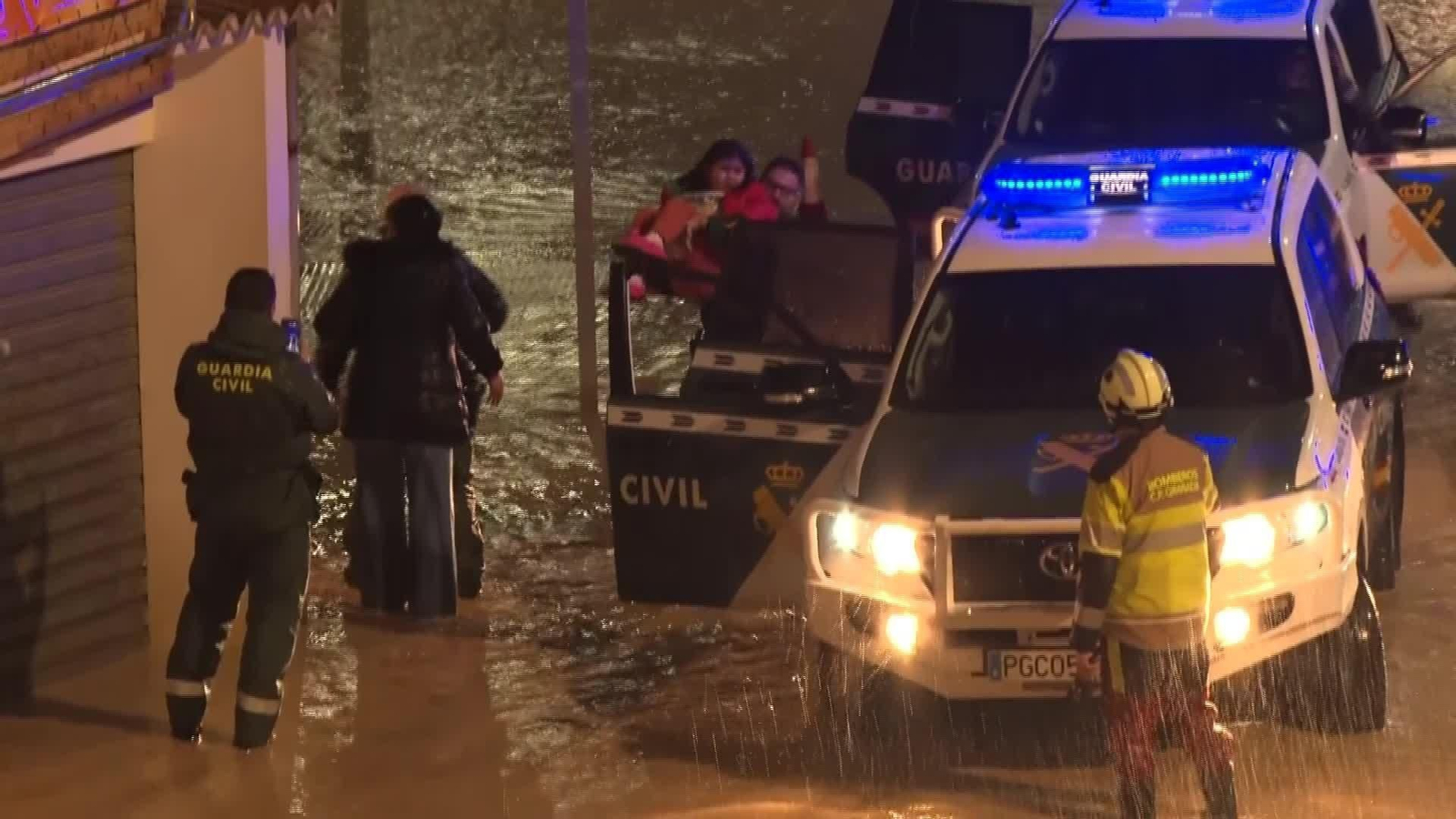 J004-GRANADA RESCATE NIÑA HUETOR TAJAR INUNDACIONES