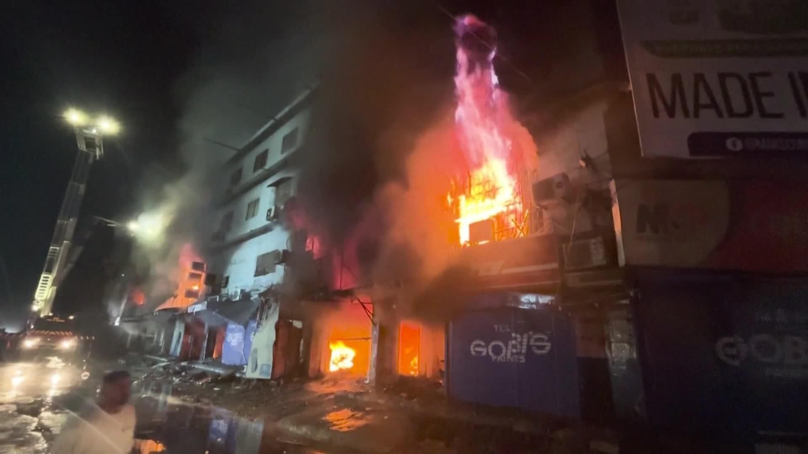 D005-PAKISTAN INCENDIO CENTRO COMERCIAL