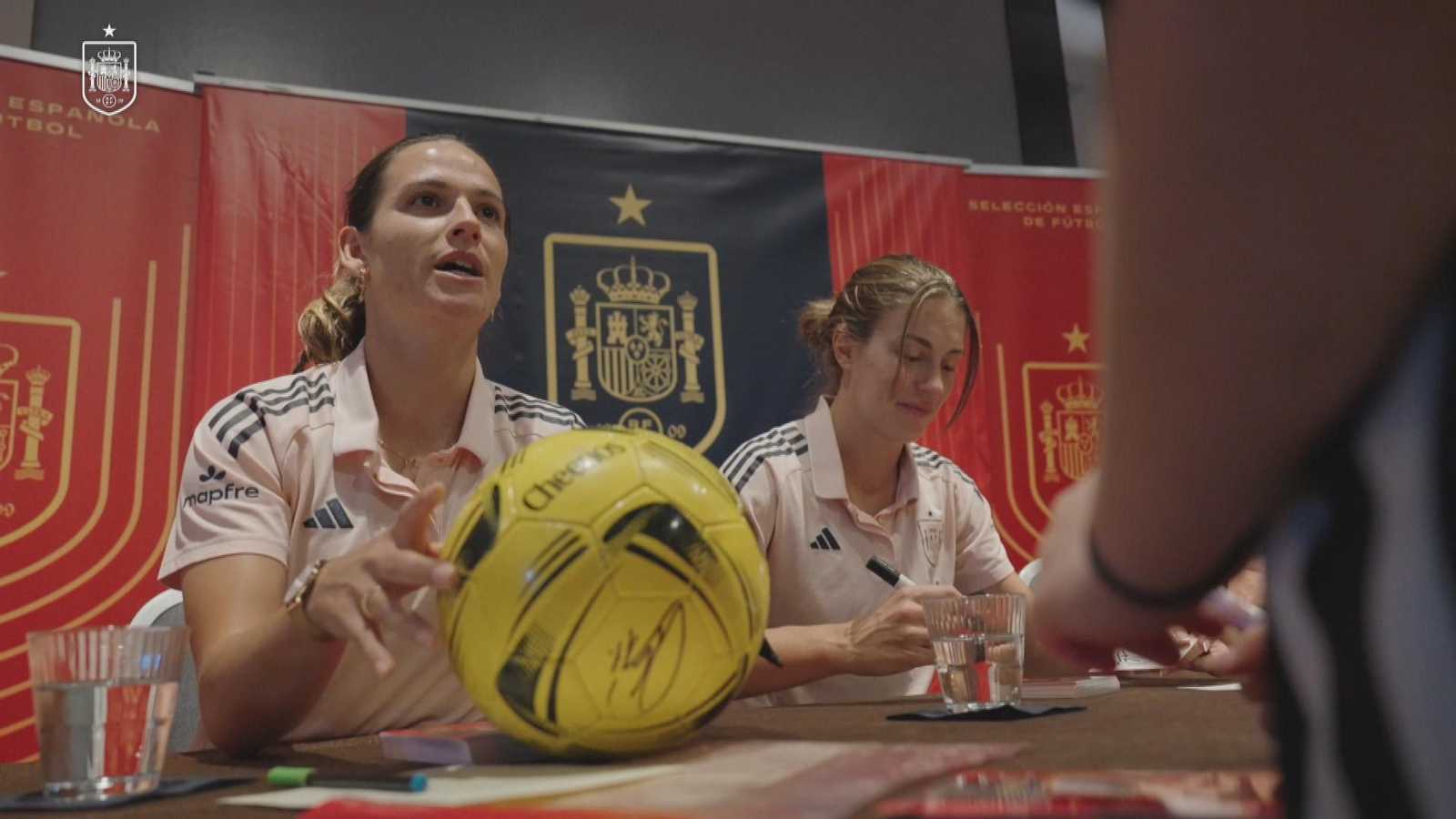 Firma autógrafos selección en Islandia