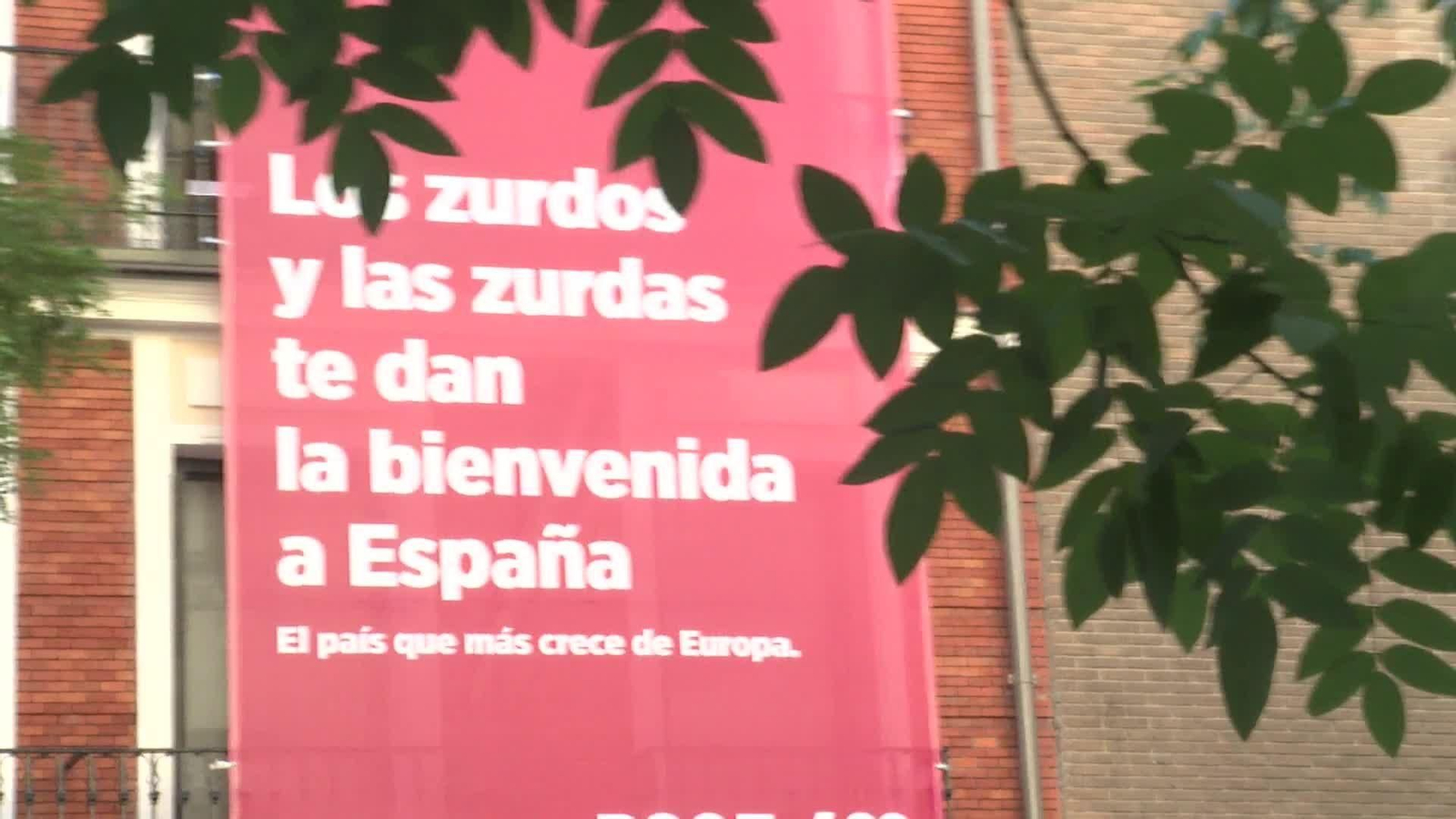 va pancarta en ferraz bienvenida milei