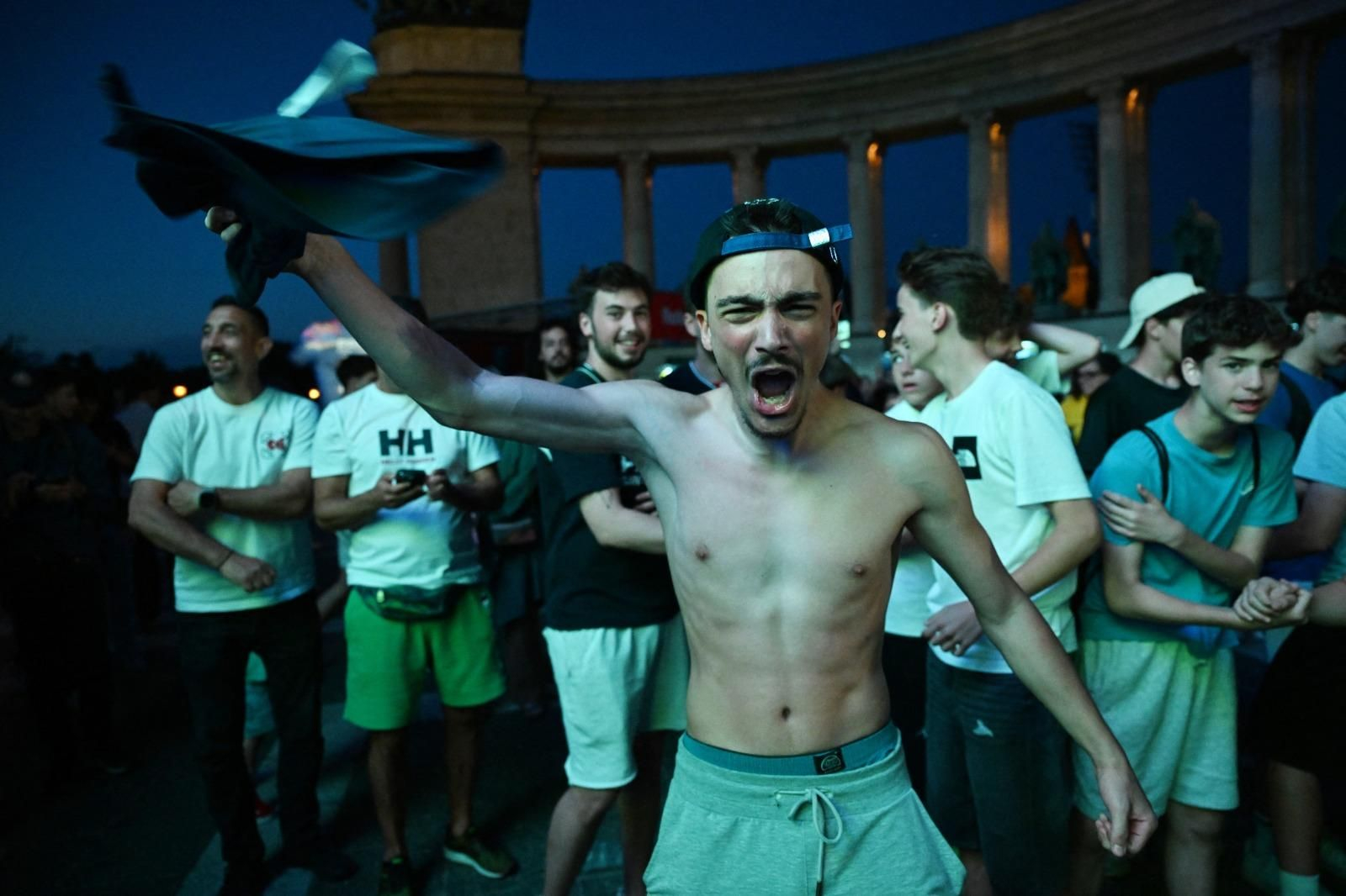Fans PSG en Budapest celebran la Champions