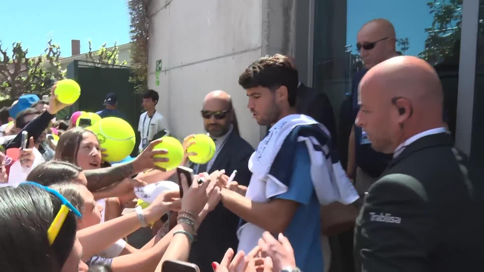 va alcaraz baño de masas antes de debut