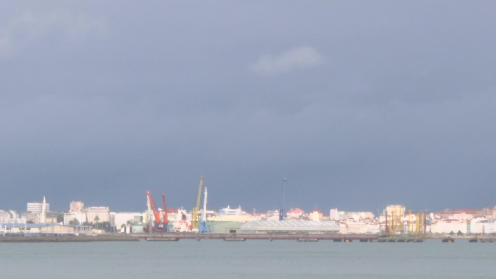 X055-A CORUÑA SURFEROS MALA MAR