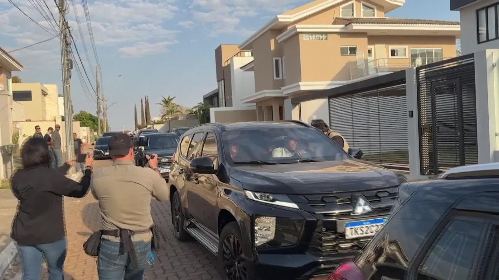 D010-BRASIL BOLSONARO SALE DE CASA AL HOSPITAL