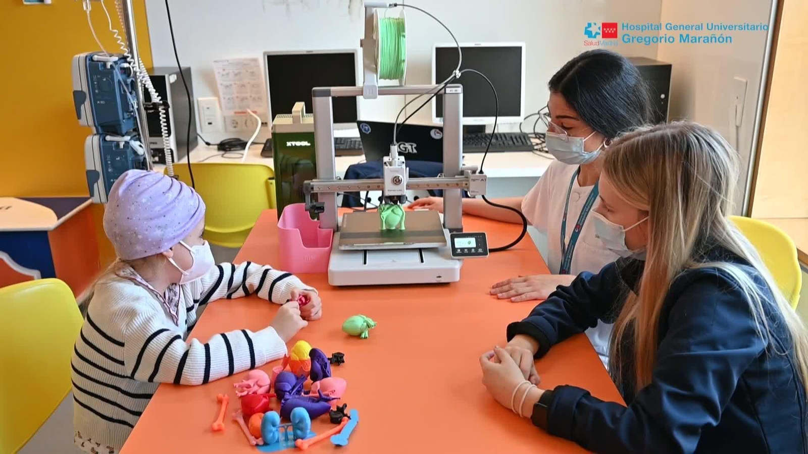 web nina y mujer en la ciencia